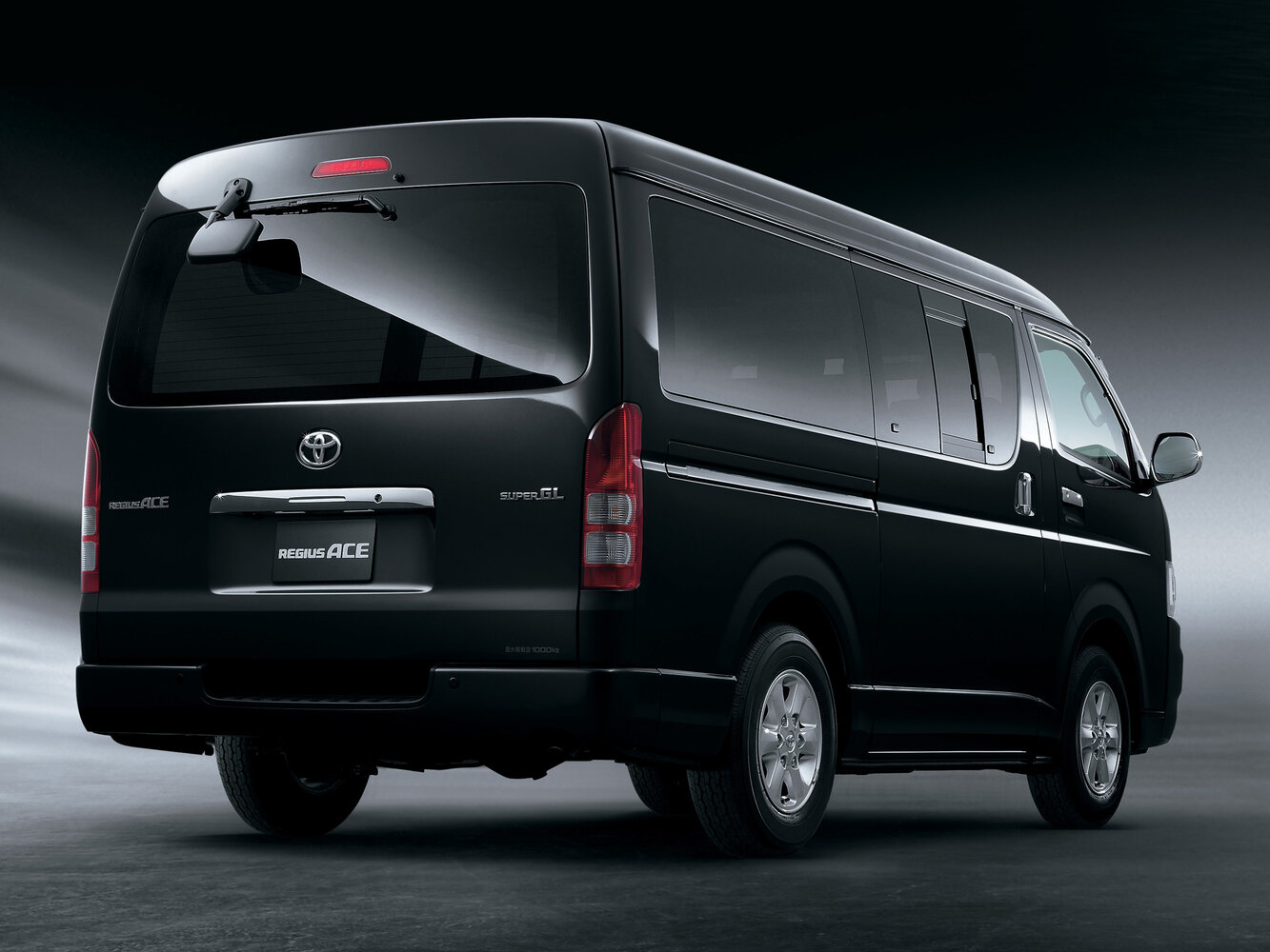 Toyota Regius Ace, H200 facelift 2, 2010–2013, Minivan: Rear three-quarter view
