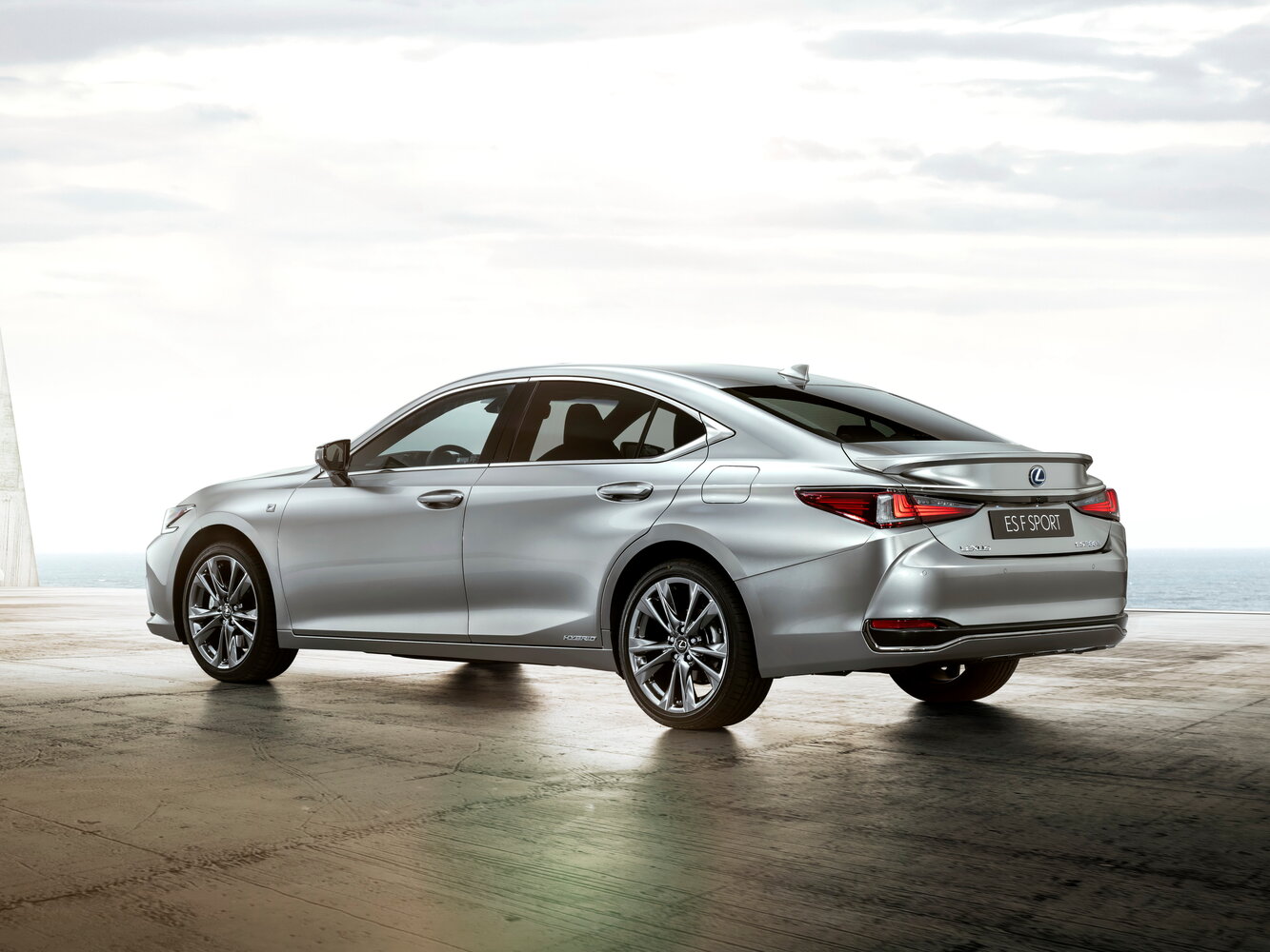 Lexus ES, VII, 2018–2021, Sedan: Rear three-quarter view