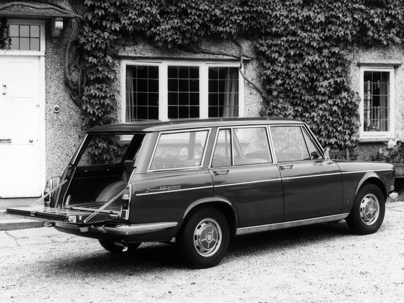 Simca 1300/1500, 1301/1501, 1966–1976, Универсал 5 дв.: Вид сзади в три четверти