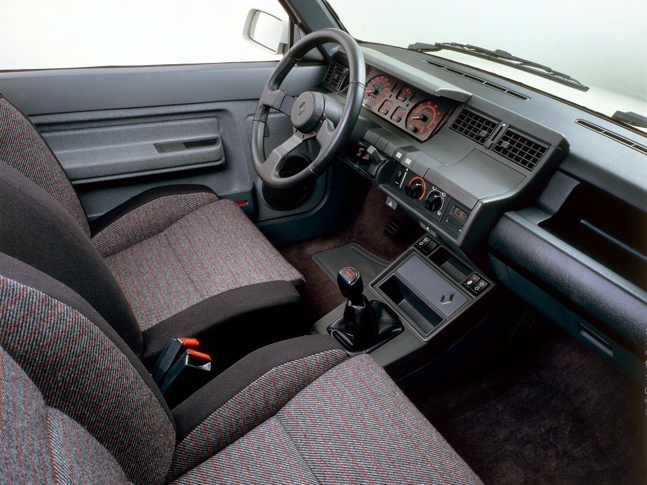 Renault 5, II, 1984–2002, Hatchback 3 door: Front cabin