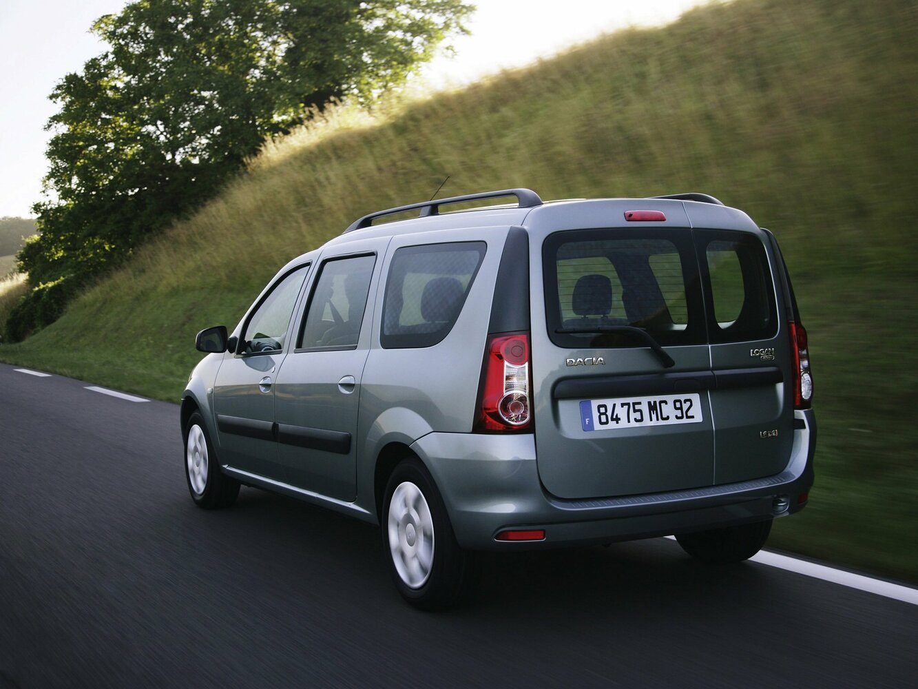 Dacia Logan, I, 2004–2012, Универсал 5 дв.: Вид сзади в три четверти