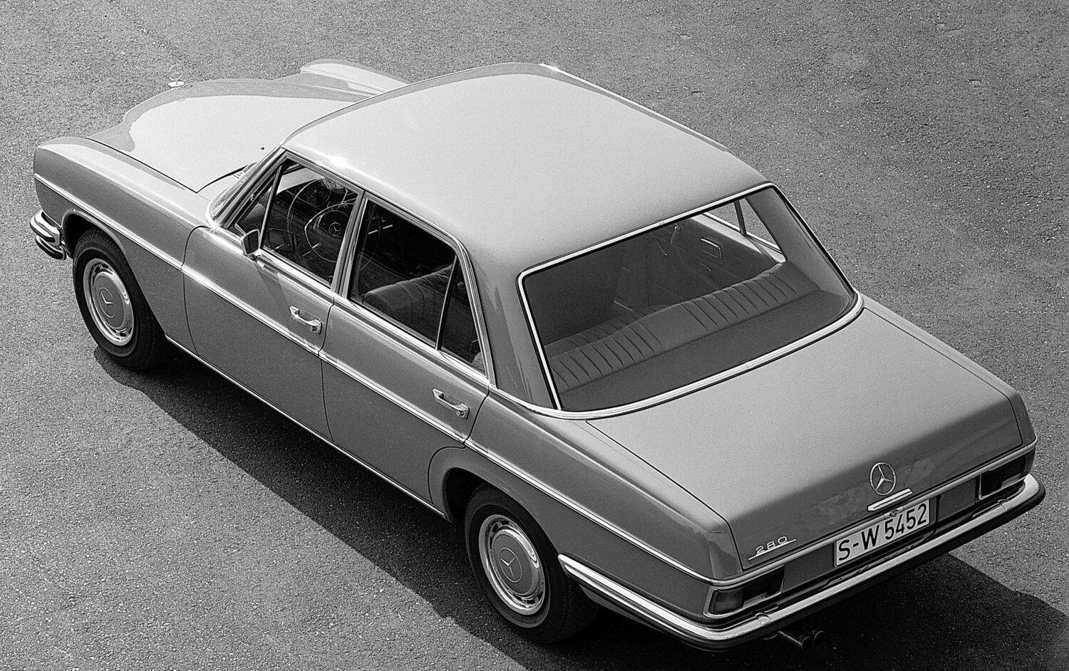 Mercedes-Benz W114, , 1968–1977, Седан: Вид сзади в три четверти
