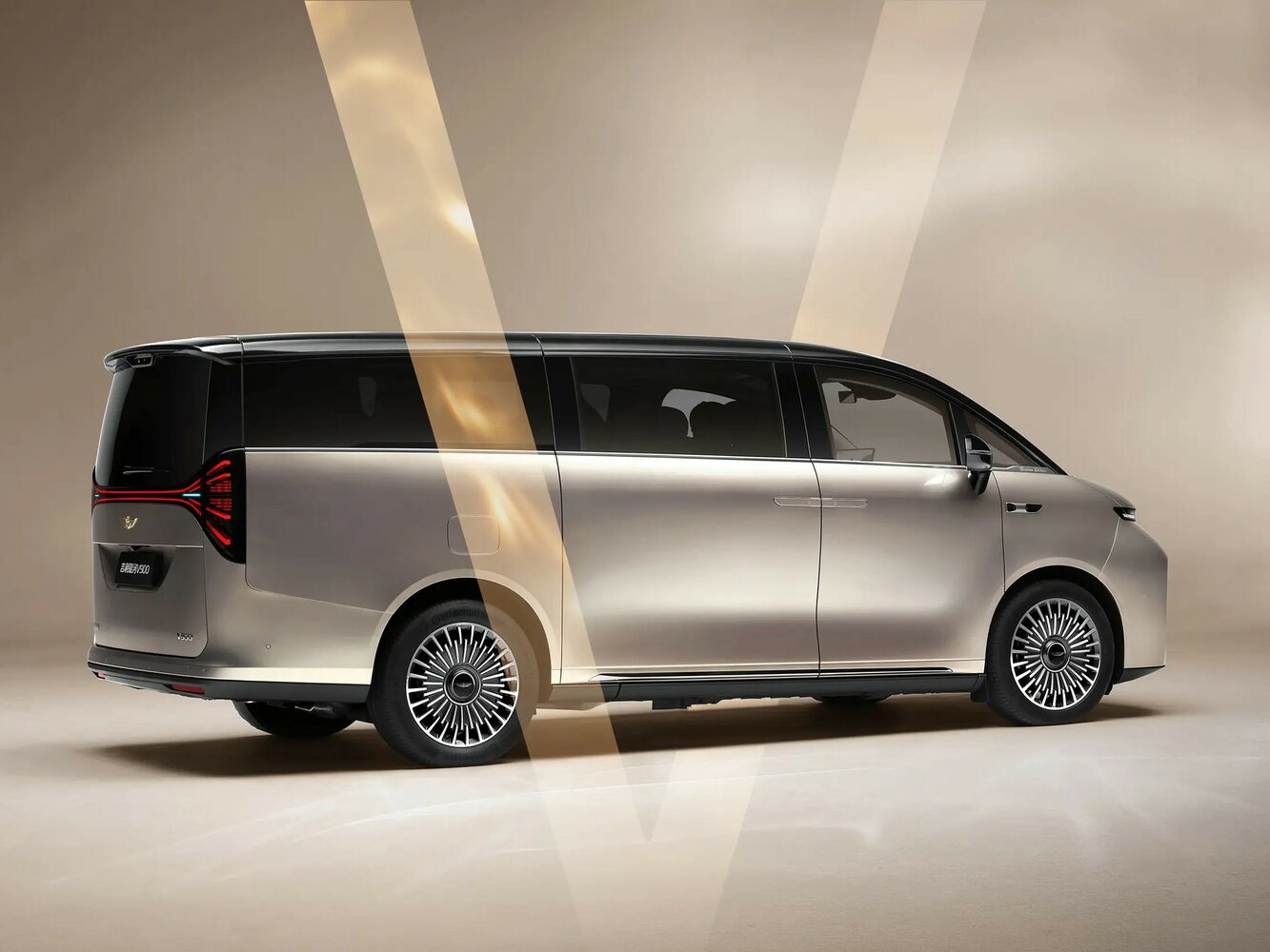 Geely Galaxy V900, , 2025–2026, Minivan: Rear three-quarter view