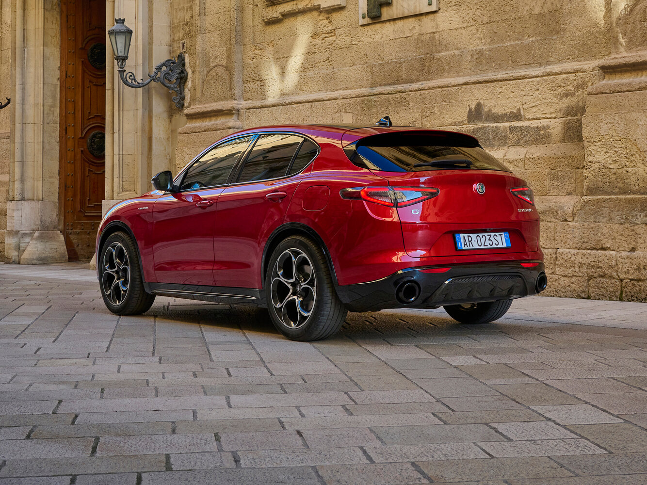 Alfa Romeo Stelvio, I Рестайлинг 2, 2023–2026, Внедорожник 5 дв.: Вид сзади в три четверти