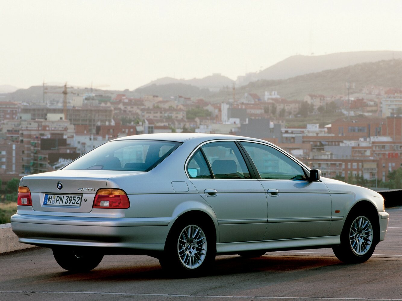 BMW 5 серии, IV (E39) Рестайлинг, 2000–2004, Седан: Вид сзади в три четверти