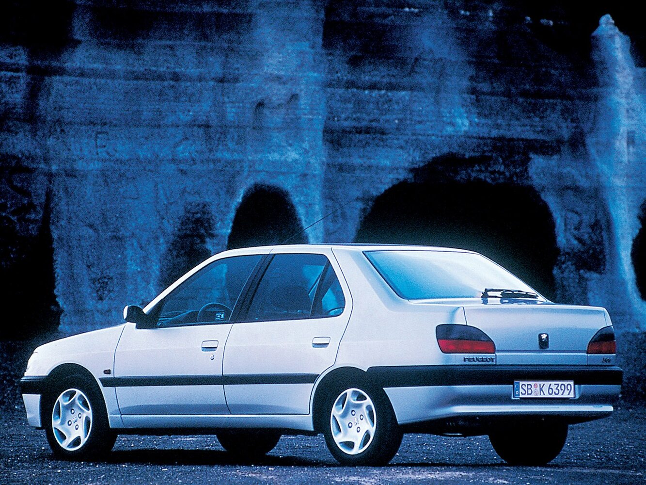 Peugeot 306, , 1993–2002, Седан: Вид сзади в три четверти