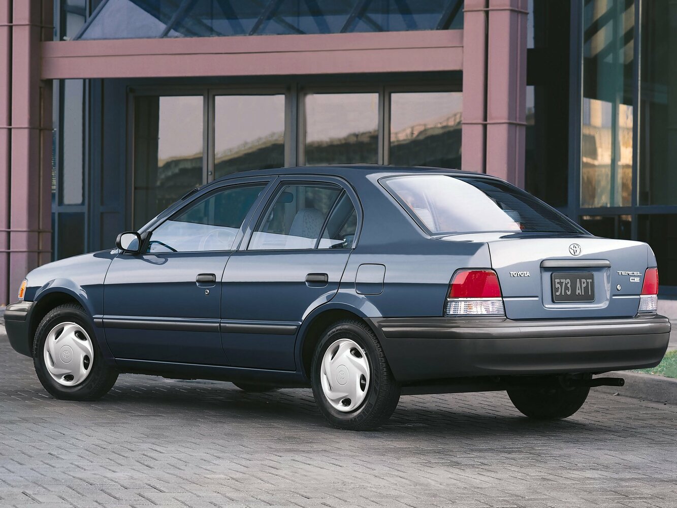 Toyota Tercel, V (L50) facelift, 1997–1999, Sedan: Rear three-quarter view