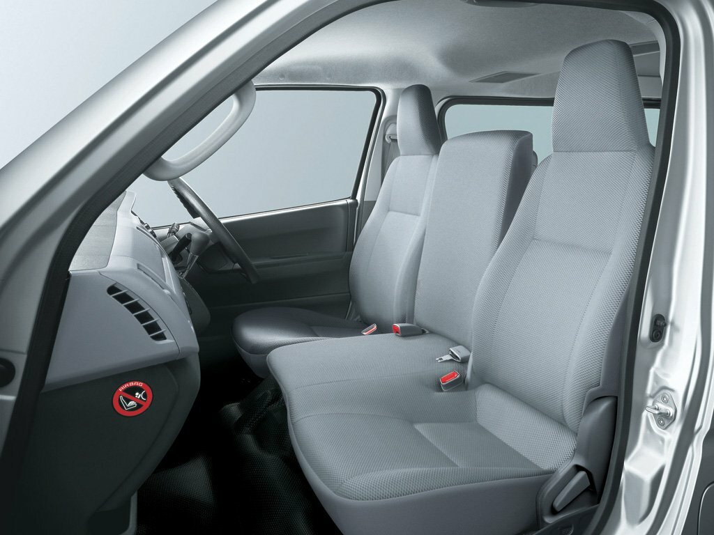 Toyota HiAce, H200, 2004–2010, Минивэн: Передняя часть салона
