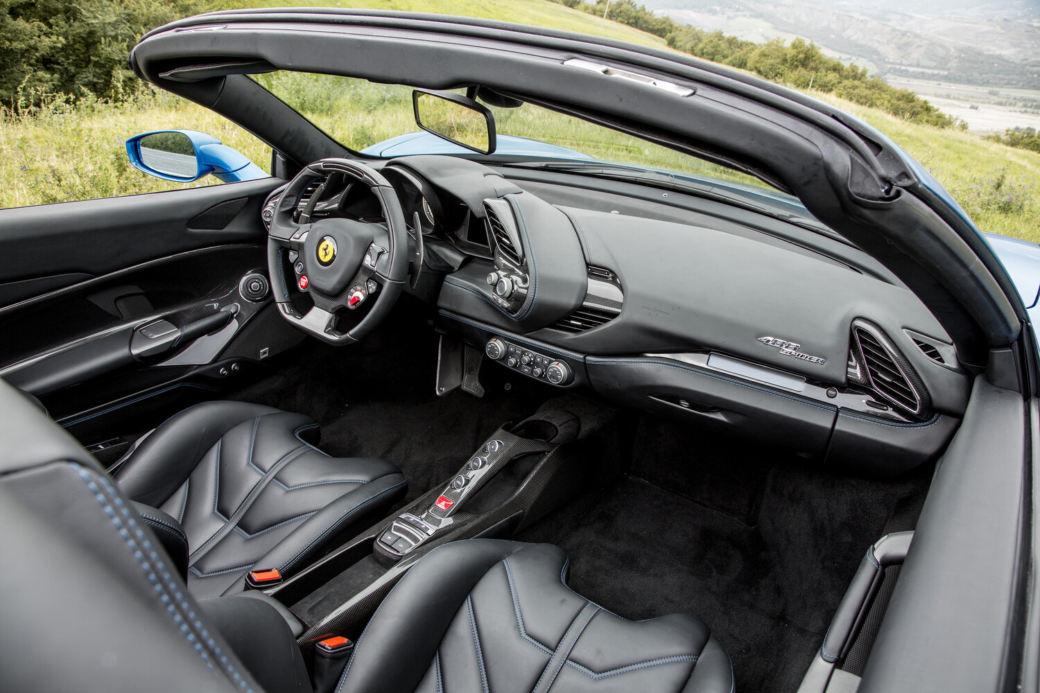 Ferrari 488, , 2015–2019, Родстер Spider: Передняя часть салона