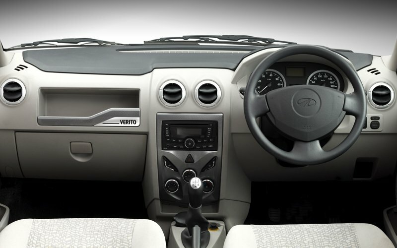 Mahindra Verito, I, 2011–2012, Седан: Передняя панель