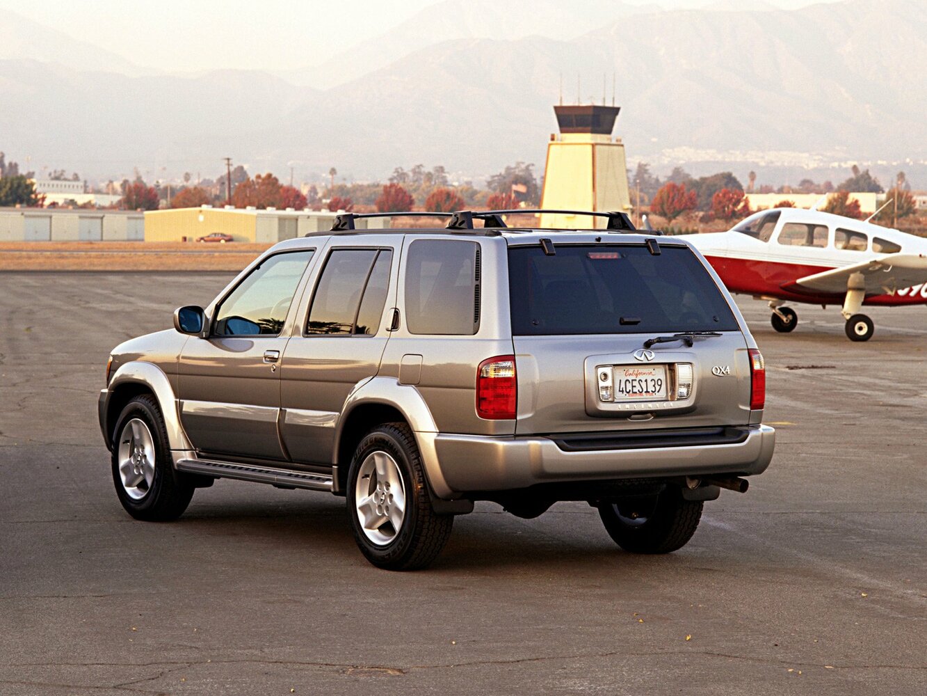 Infiniti QX4, I, 1996–2003, Внедорожник 5 дв.: Вид сзади в три четверти