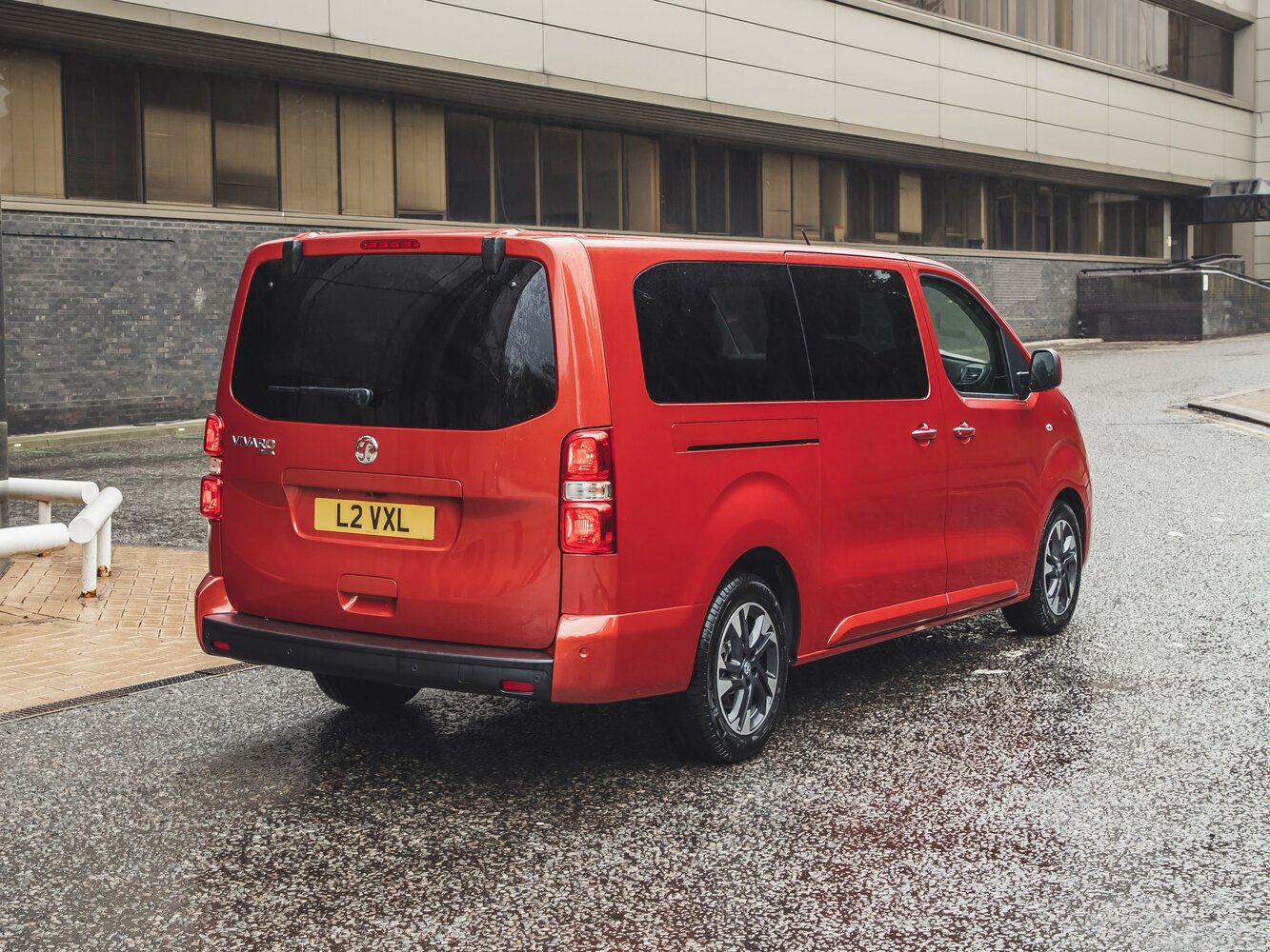 Vauxhall Vivaro, C, 2019–2024, Минивэн: Вид сзади в три четверти