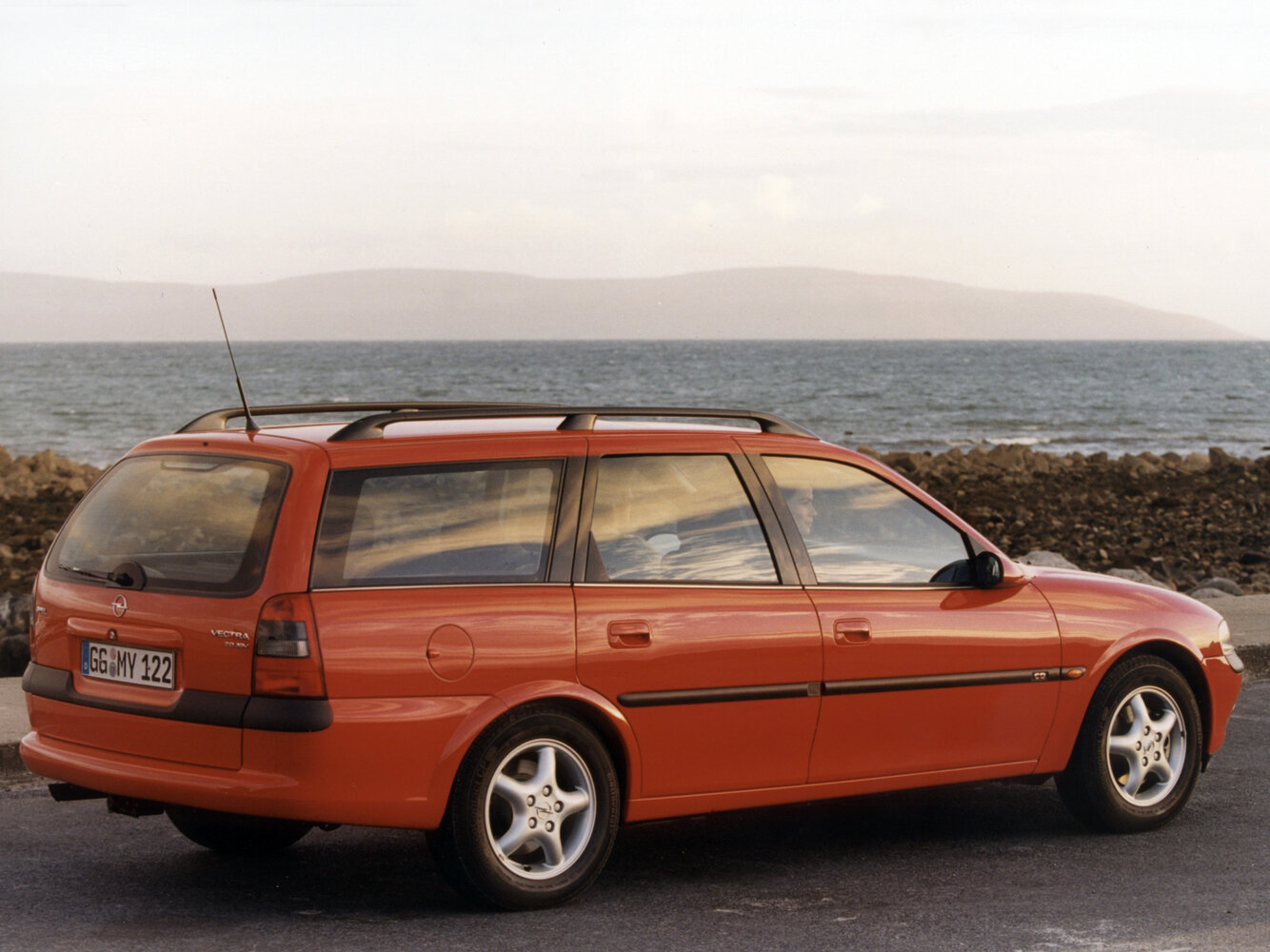 Opel Vectra, B, 1995–2000, Универсал 5 дв.: Вид сзади в три четверти