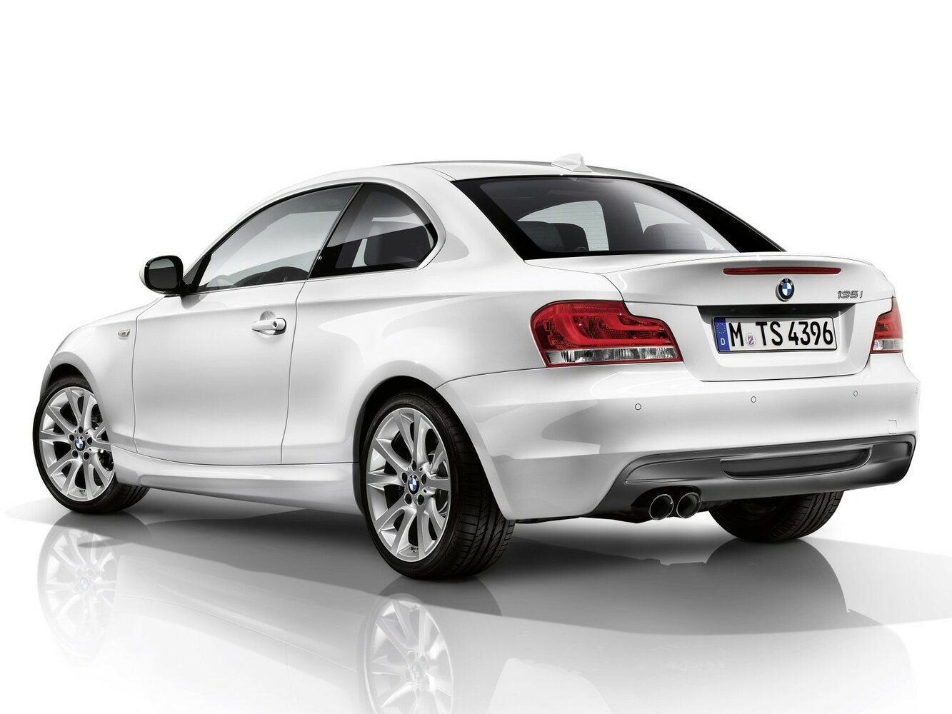BMW 1 серии, I (E82/E88) Рестайлинг 2, 2011–2014, Купе: Вид сзади в три четверти