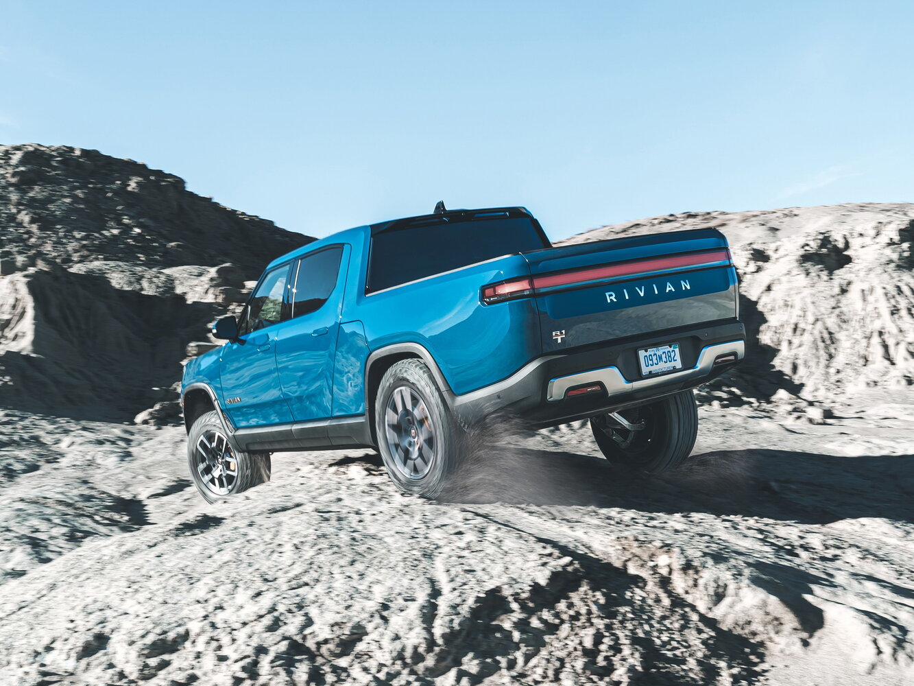 Rivian R1T, , 2021–2026, Pickup Двойная кабина: Rear three-quarter view