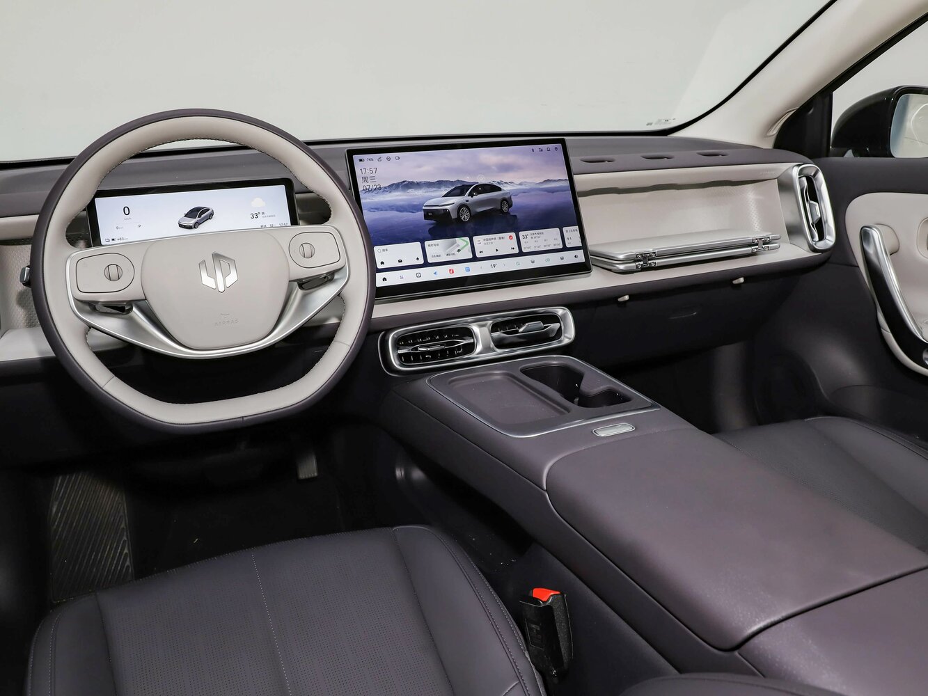 Leapmotor B01, , 2025–2026, Седан: Передняя часть салона