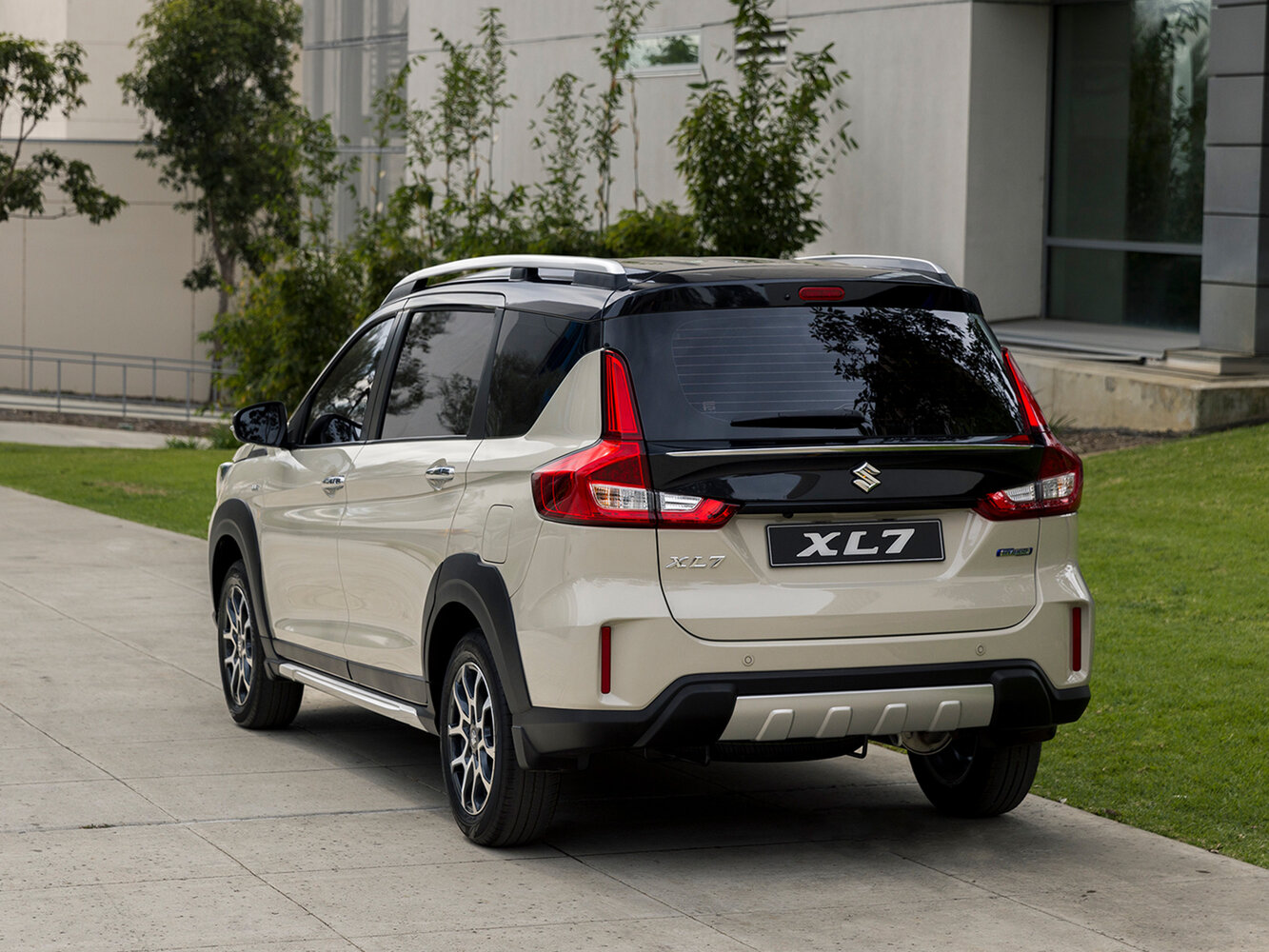 Suzuki XL7, III, 2020–2026, SUV 5 door: Rear three-quarter view