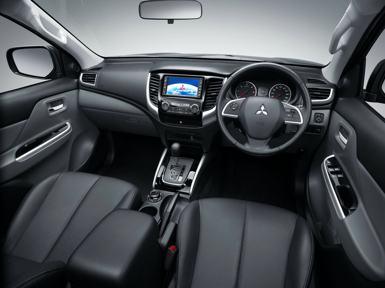 Mitsubishi Triton, V, 2015–2018, Пикап Двойная кабина: Передняя часть салона