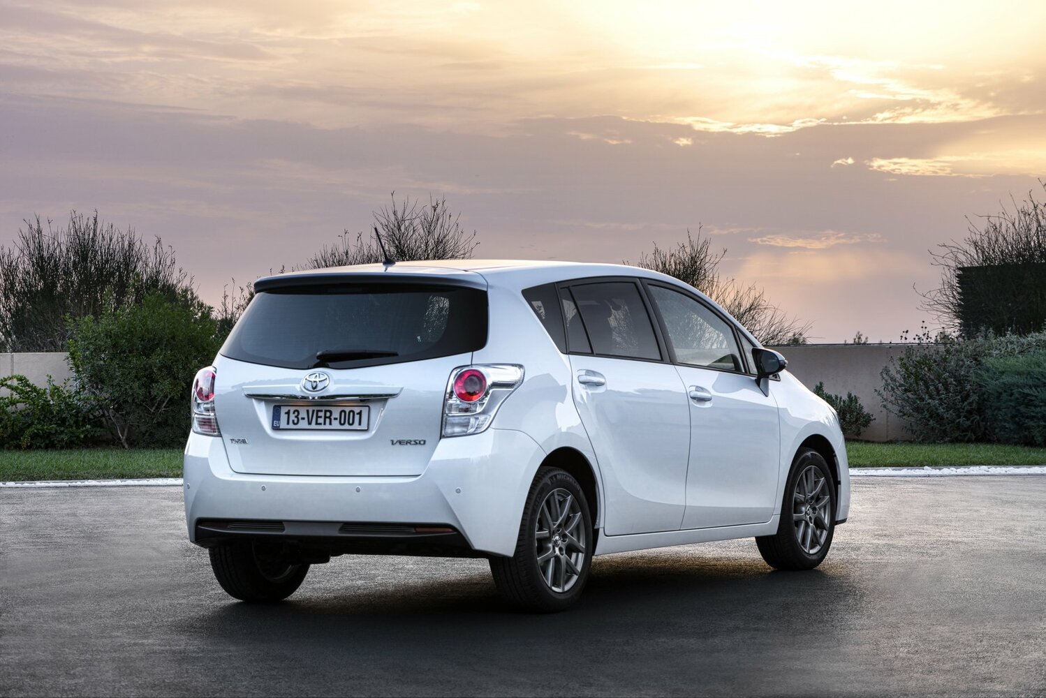 Toyota Verso, I Рестайлинг, 2012–2018, Компактвэн: Вид сзади в три четверти