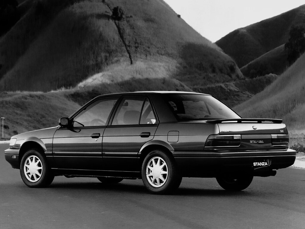 Nissan Stanza, III (U12), 1990–1992, Sedan: Rear three-quarter view
