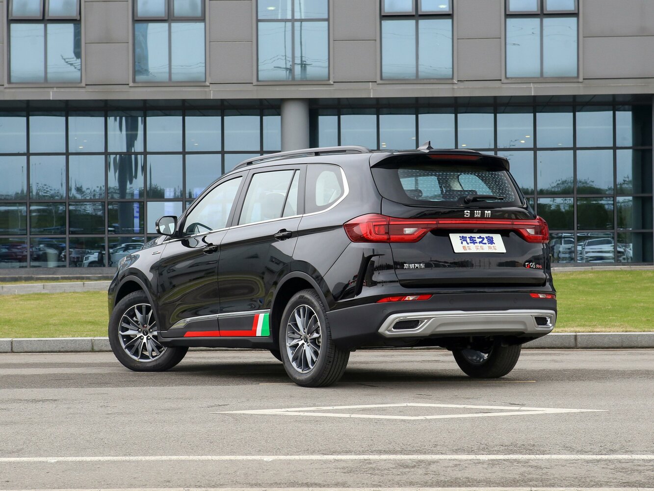 SWM G05 Pro, , 2021–2026, SUV 5 door: Rear three-quarter view