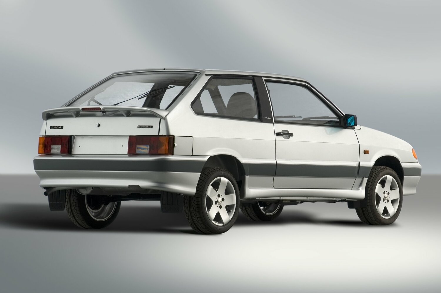 Lada (ВАЗ) 2113, , 2004–2013, Хэтчбек 3 дв.: Вид сзади в три четверти