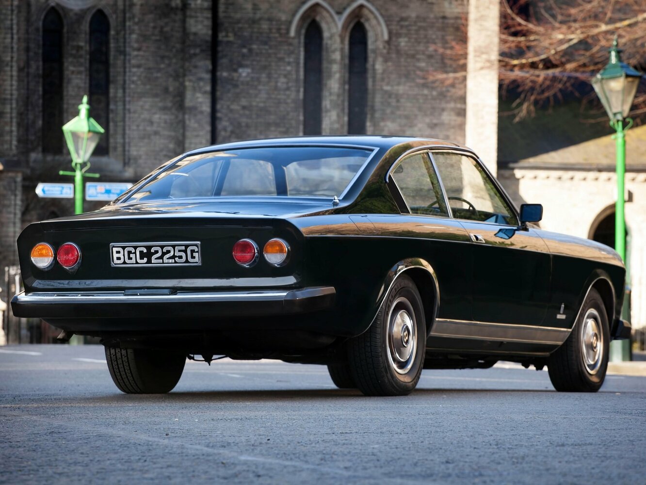 Bentley T-Series, , 1965–1980, Купе: Вид сзади в три четверти