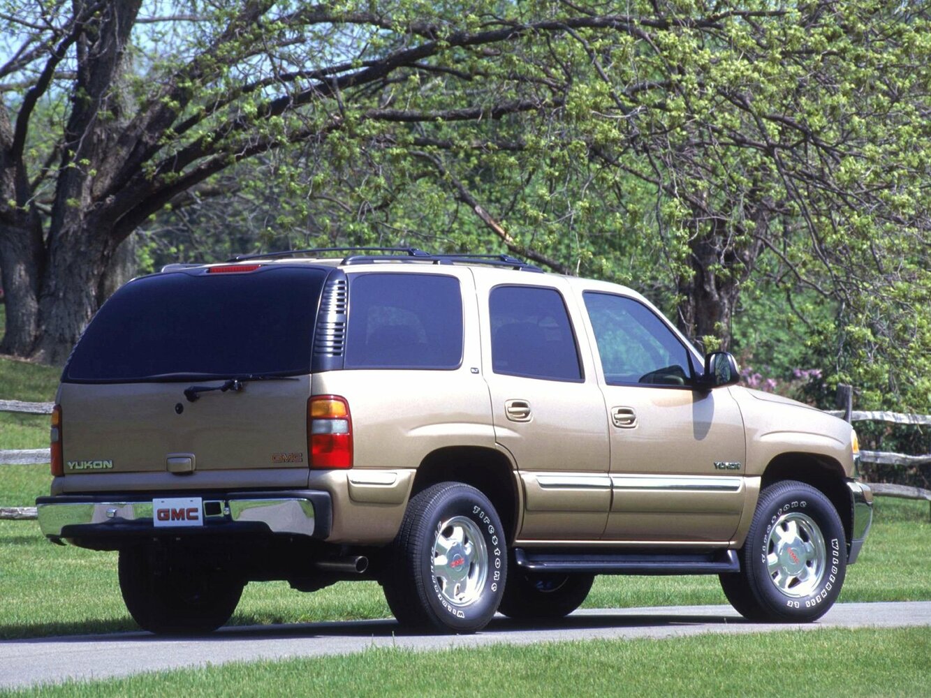 GMC Yukon, II (GMT800), 1999–2006, SUV 5 door: Rear three-quarter view