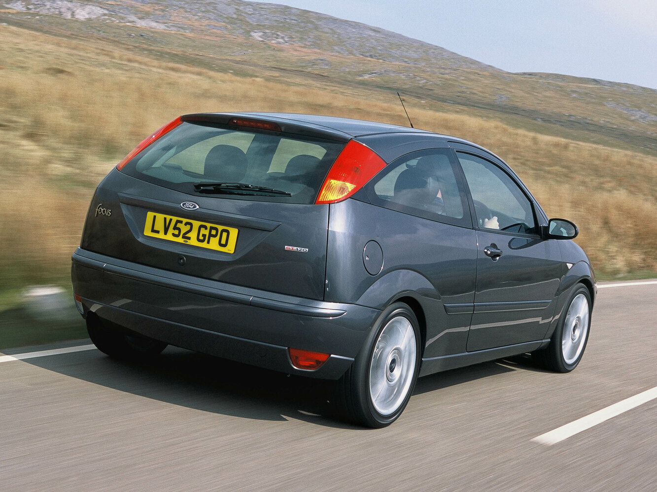 Ford Focus ST, I, 2001–2005, Хэтчбек 3 дв.: Вид сзади в три четверти