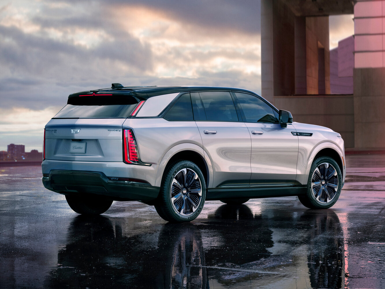 Cadillac Escalade iQ, , 2024–2026, Внедорожник 5 дв.: Вид сзади в три четверти