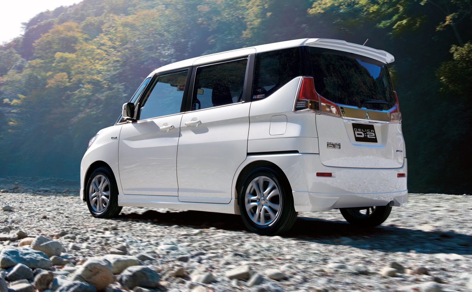 Mitsubishi Delica d 2, II, 2015–2020, Микровэн: Вид сзади в три четверти