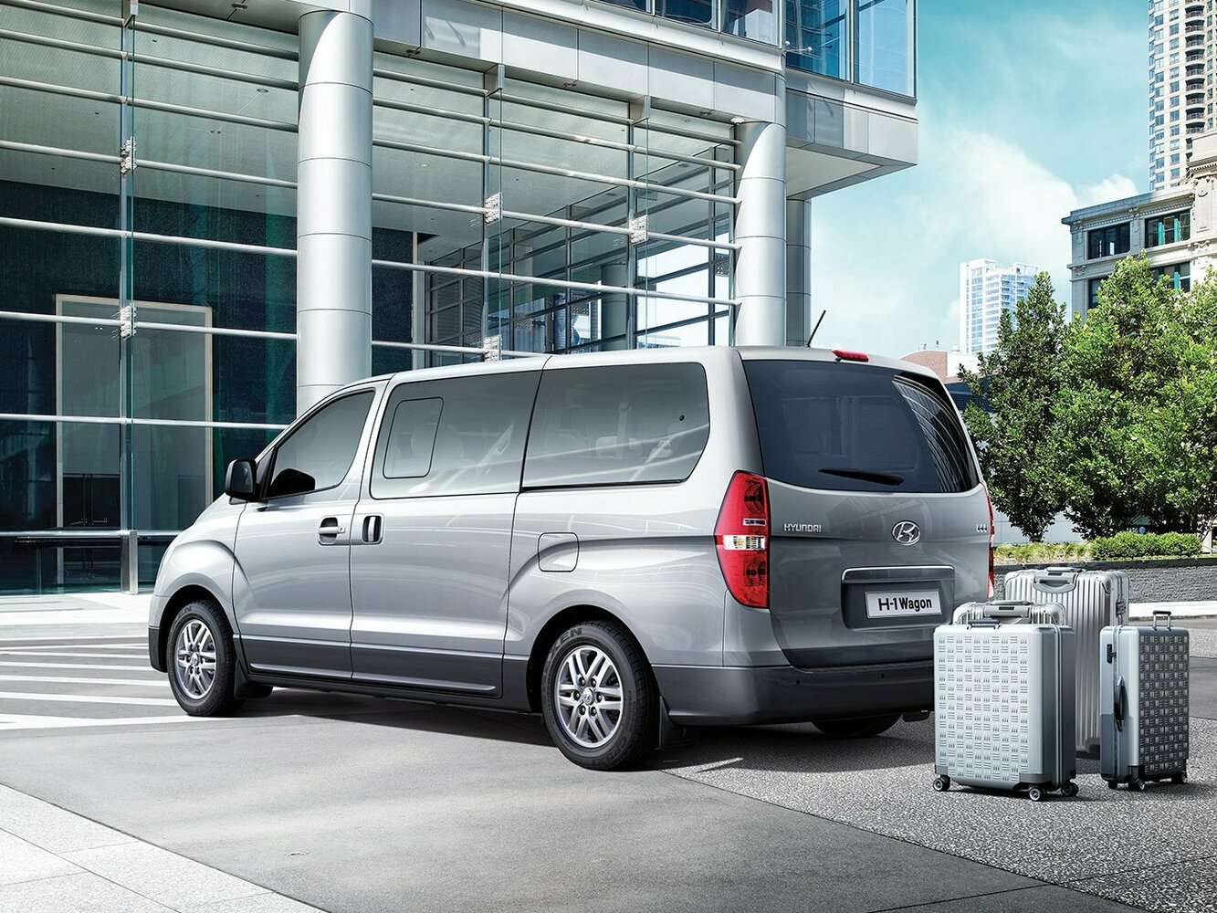 Hyundai H-1, II facelift, 2015–2018, Minivan: Rear three-quarter view