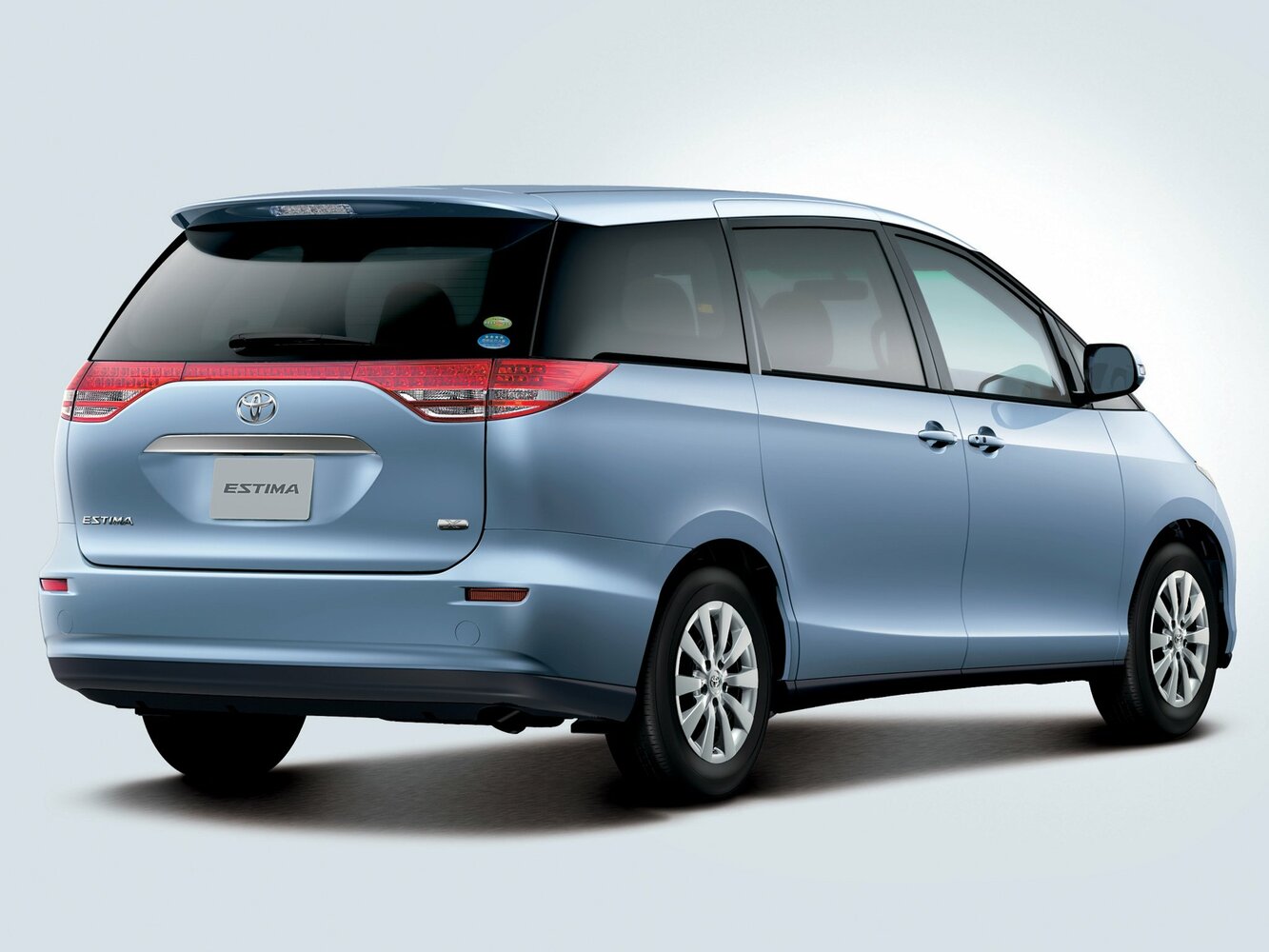Toyota Estima, III, 2006–2008, Minivan: Rear three-quarter view