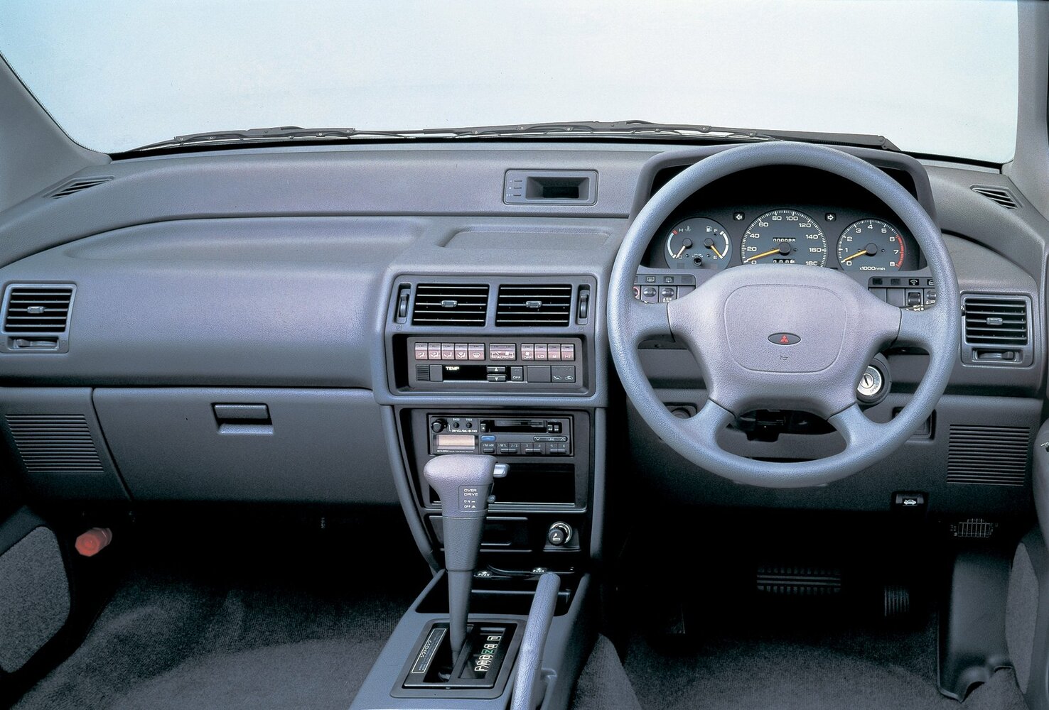 Mitsubishi Chariot, II, 1991–1997, Компактвэн: Вид сзади в три четверти