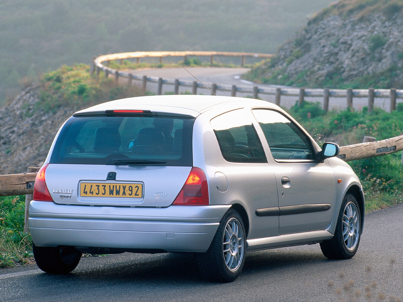 Renault Clio RS, II, 2000–2001, Хэтчбек 3 дв.: Вид сзади в три четверти