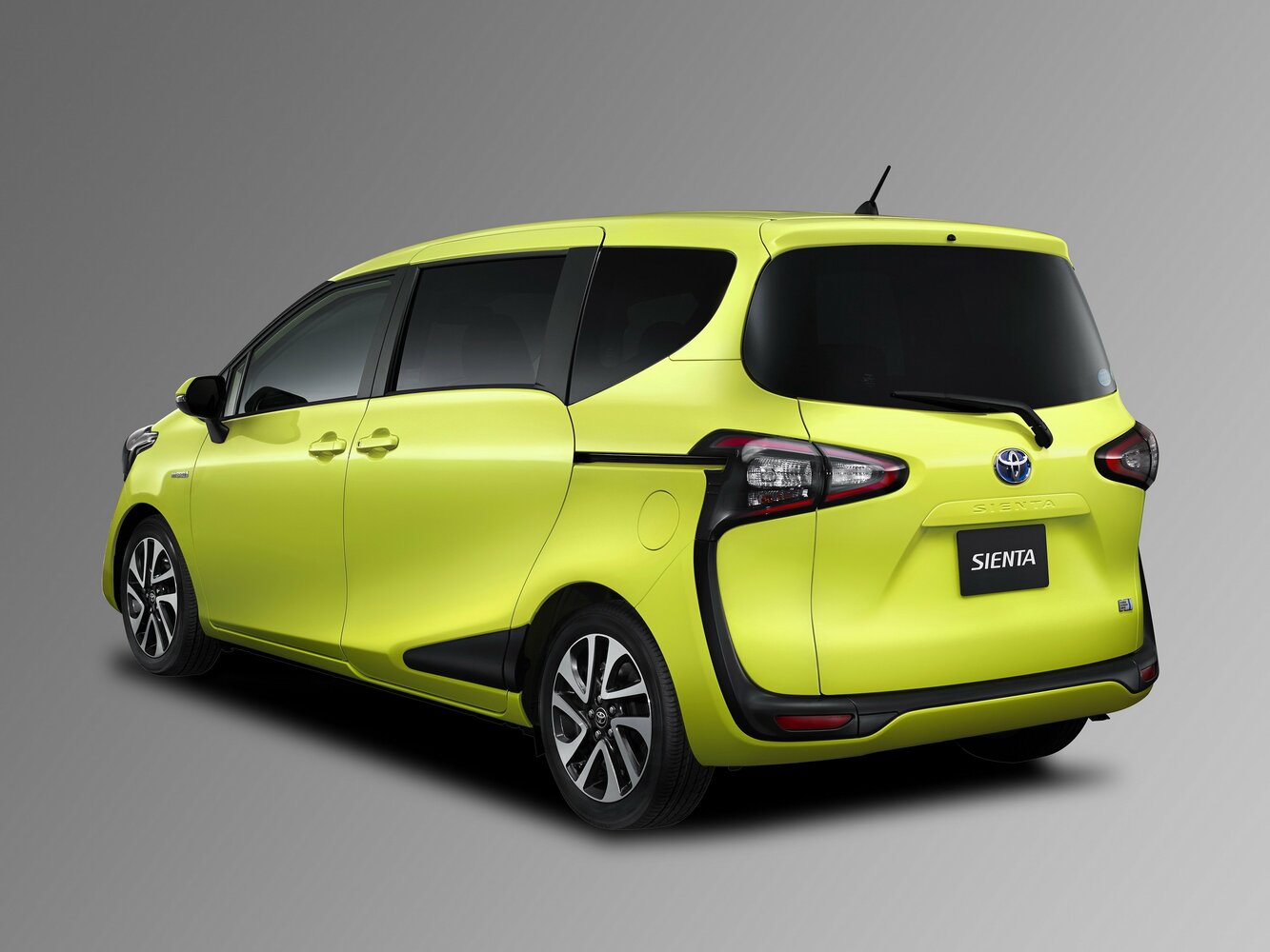 Toyota Sienta, II, 2015–2018, Compact MPV: Rear three-quarter view