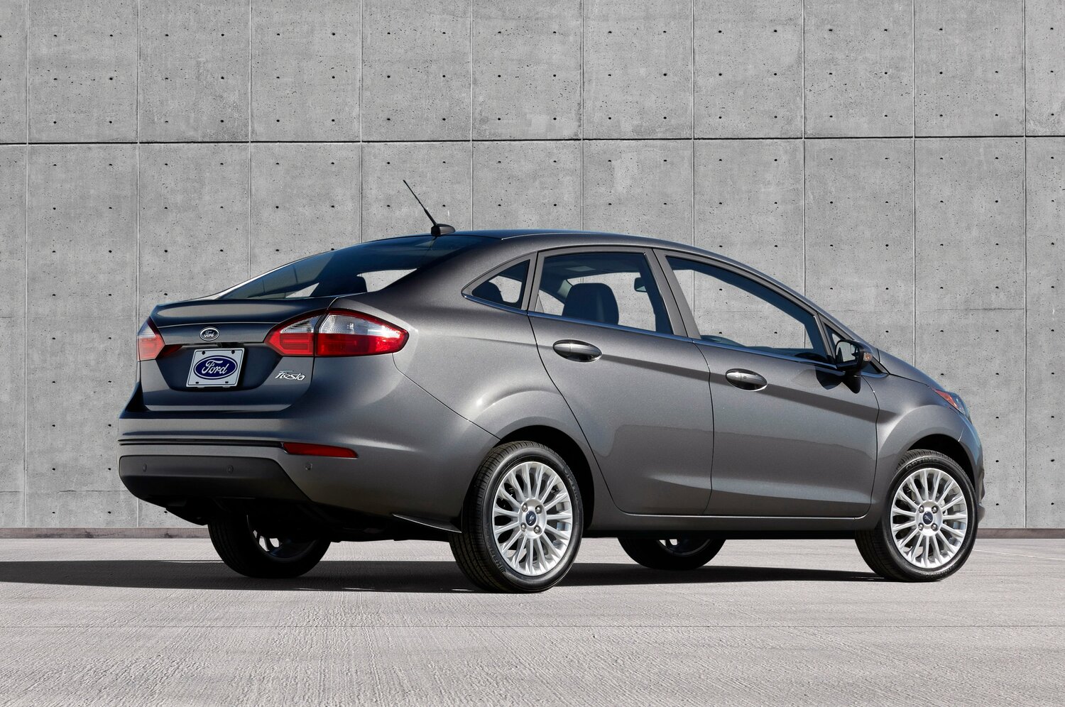 Ford Fiesta, Mk6 Рестайлинг, 2012–2019, Седан: Вид сзади в три четверти
