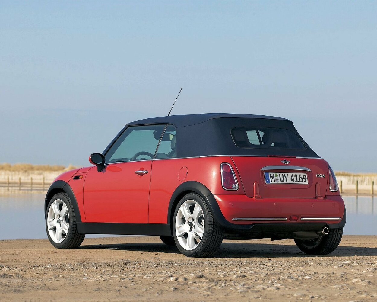 MINI Cabrio, I, 2004–2008, Convertible: Rear three-quarter view