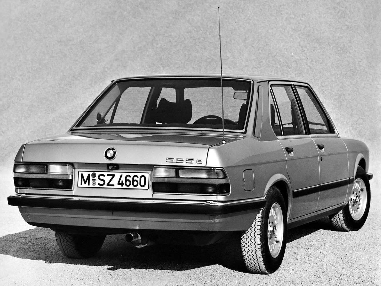 BMW 5 серии, II (E28), 1981–1988, Седан: Вид сзади в три четверти