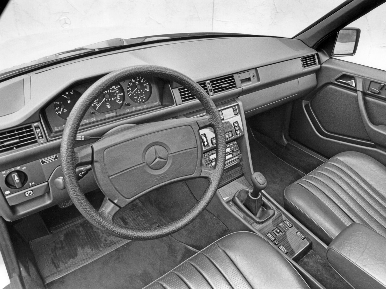 Mercedes-Benz W124, , 1984–1993, Седан: Передняя часть салона