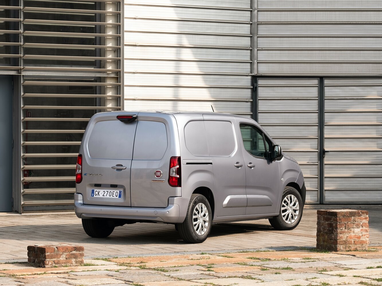 Fiat Doblo, III, 2022–2024, Фургон: Вид сзади в три четверти