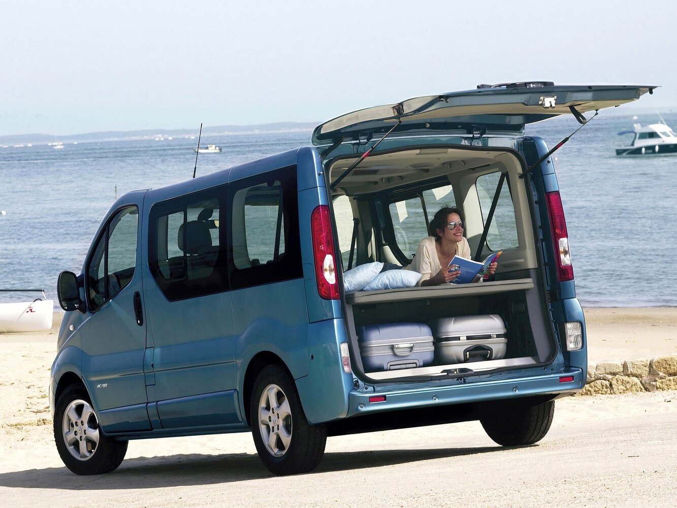 Renault Trafic, II Рестайлинг, 2006–2014, Минивэн: Вид сзади в три четверти