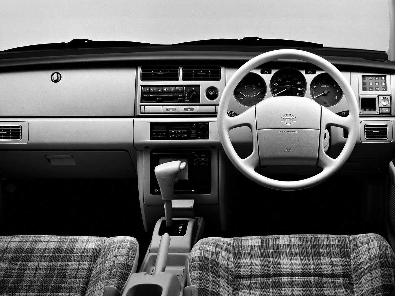 Nissan Rasheen, , 1995–2000, Estate 5 door: Front cabin