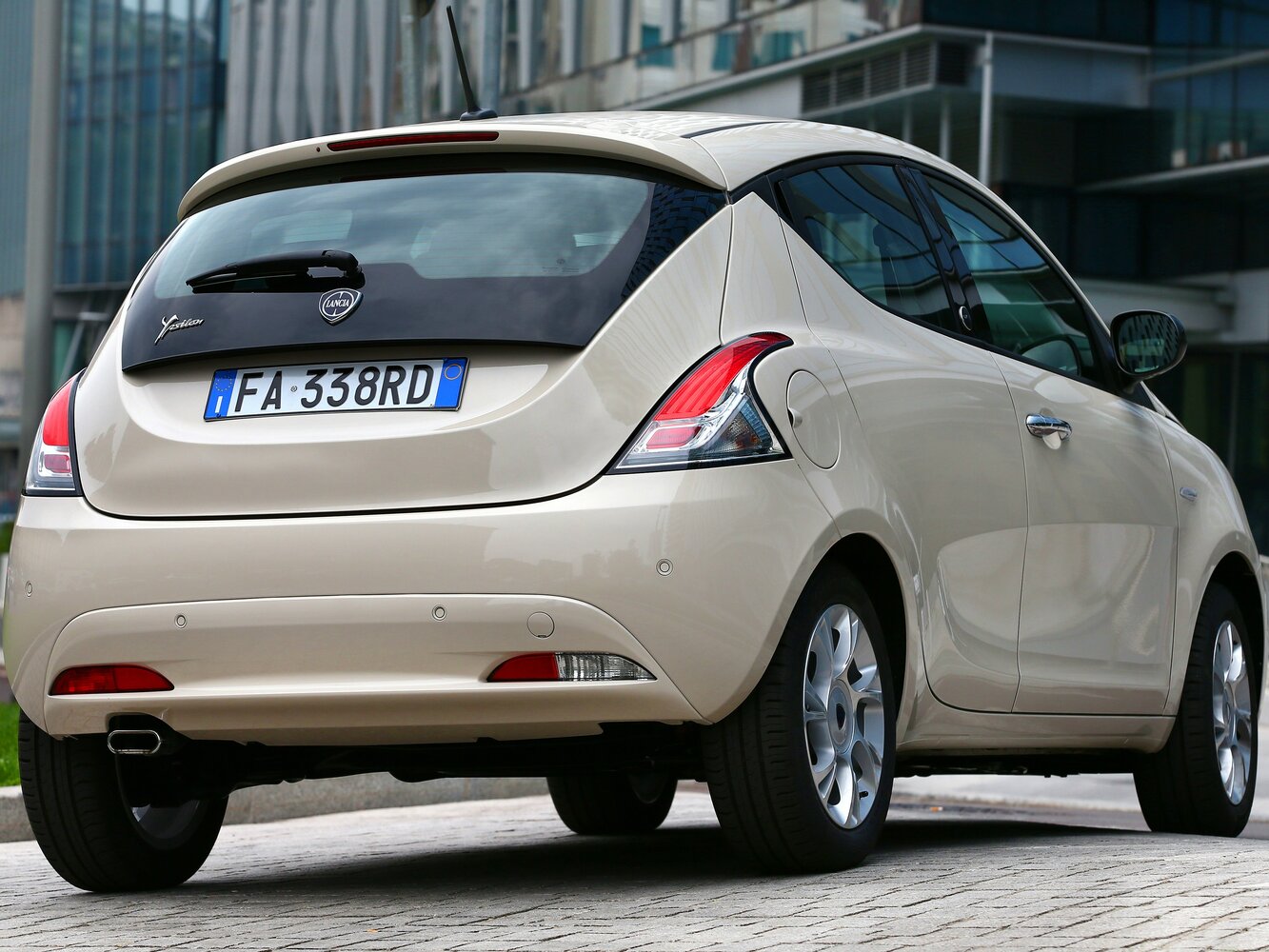 Lancia Ypsilon, III (Type 846) Рестайлинг, 2015–2024, Хэтчбек 5 дв.: Вид сзади в три четверти