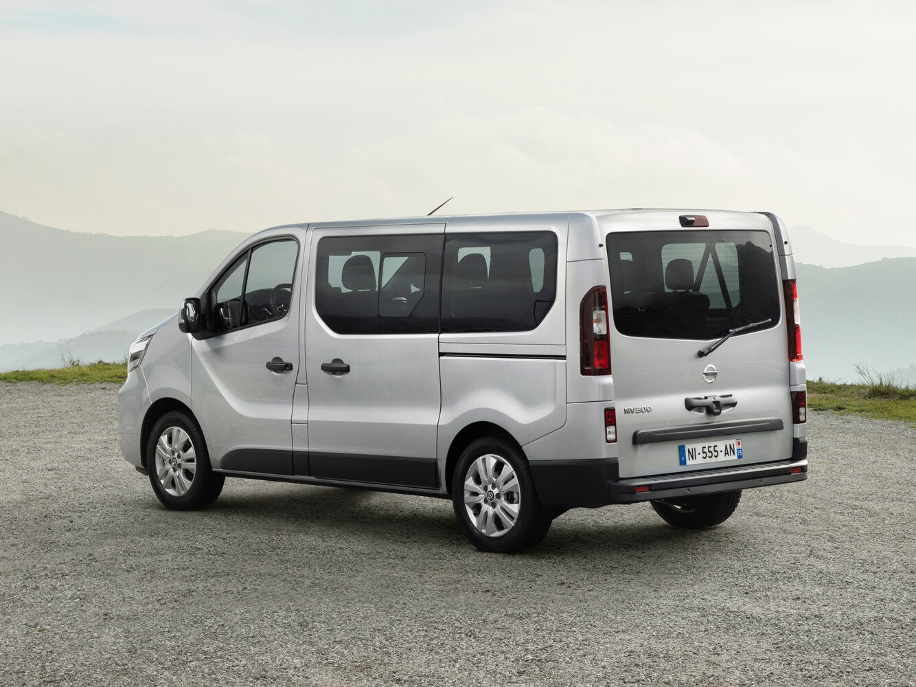 Nissan Primastar, II, 2021–2026, Minivan Combi: Rear three-quarter view