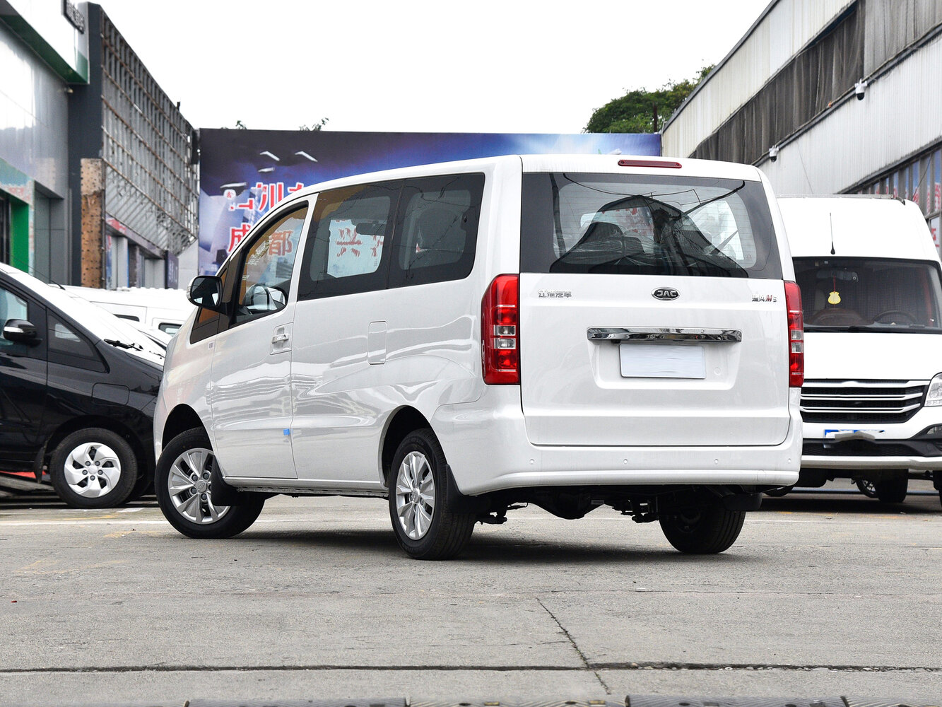 JAC Refine M3, , 2016–2026, Minivan: Rear three-quarter view