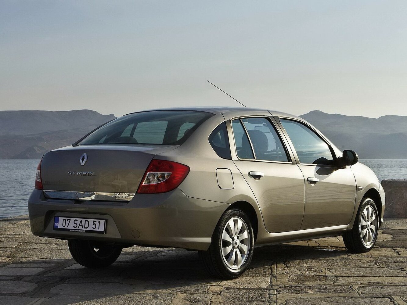 Renault Symbol, ll, 2008–2012, Sedan: Rear three-quarter view