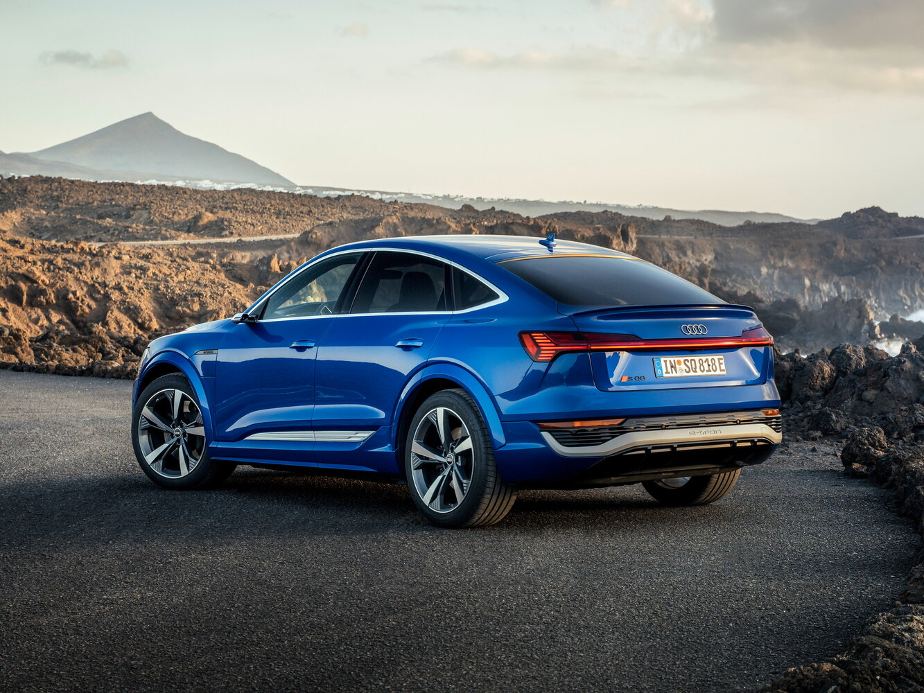 Audi SQ8 Sportback e-tron, , 2022–2025, Внедорожник 5 дв.: Вид сзади в три четверти