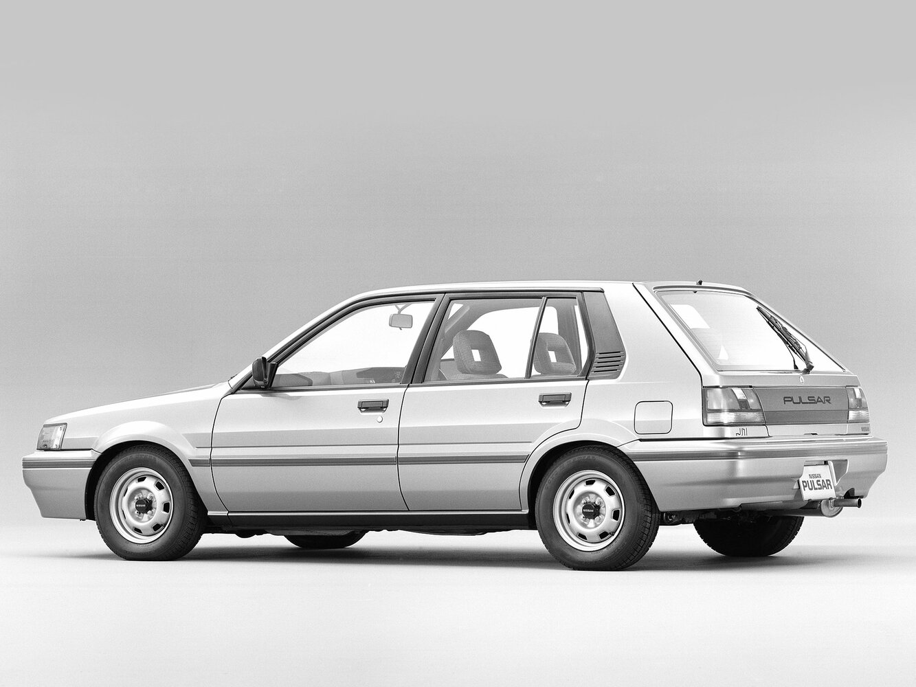 Nissan Pulsar, IV (N14), 1990–1995, Hatchback 5 door: Rear three-quarter view