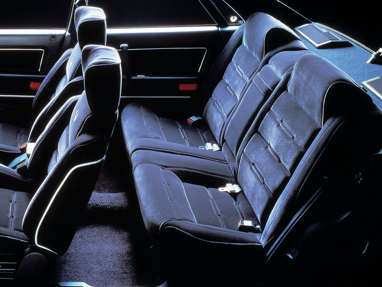Mitsubishi Eterna, V, 1983–1989, Sedan: Rear cabin